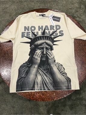 Graphic Cream Men's T-Shirt "No Hard Feelings"